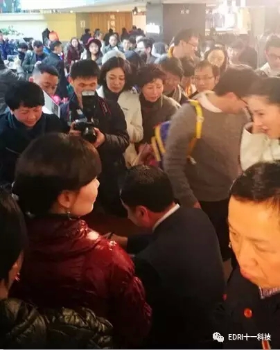 15-讀者排隊等候簽名，把趙振元圍得水泄不通.webp.jpg