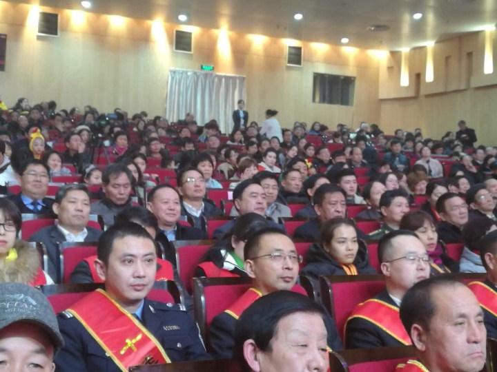 2-趙振元同志與袁三軍市委書記、市人大主任李明楨、市政協(xié)主席談得勝、駐鞏義部隊(duì)首長等一起觀看晚會.jpg