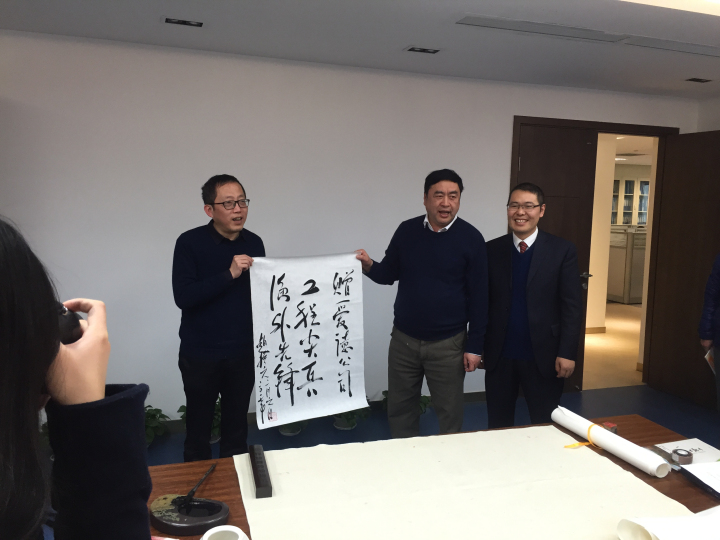 5-趙振元同志與愛德公司總經(jīng)理鄒克，首席顧問崔永祥親切合影.jpg