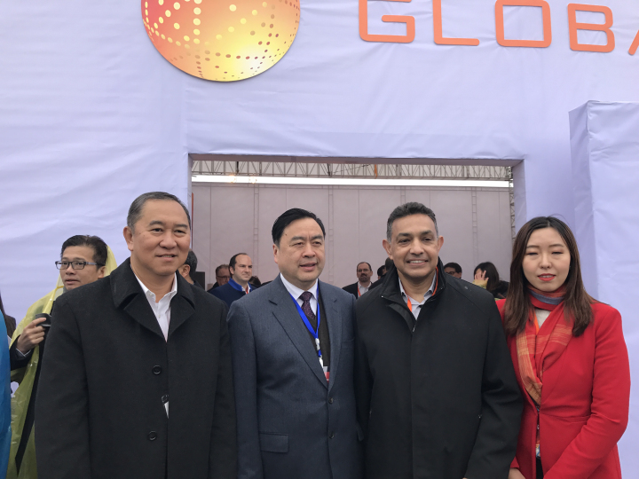 3-趙振元與格羅方德全球首席執(zhí)行官桑杰.賈（右二）、副總裁洪啟財（左一）等親切合影.jpg
