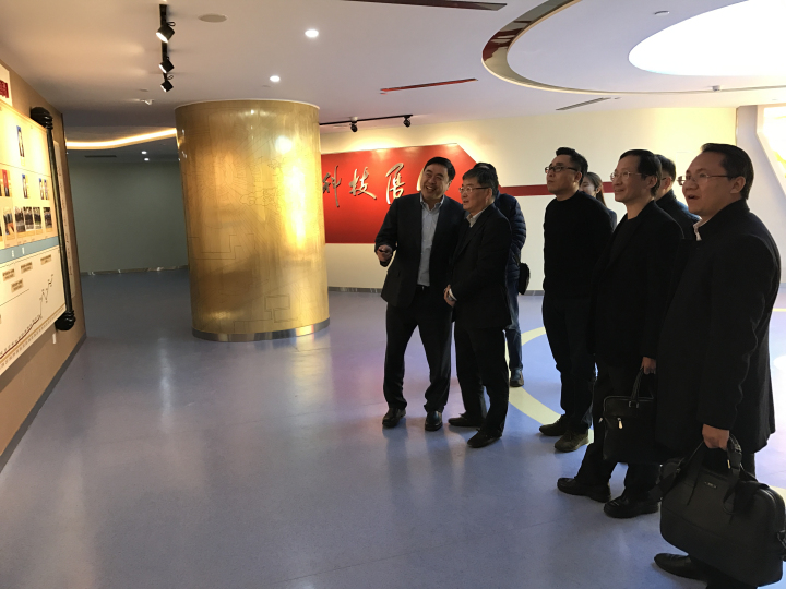 5-趙振元同志親自向到訪(fǎng)客人介紹十一科技院史館.jpg