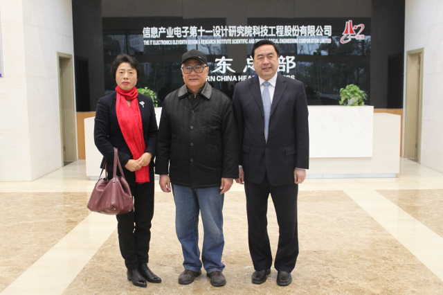 7-趙振元董事長(zhǎng)與無錫新能源商會(huì)徐慧絹會(huì)長(zhǎng)、原無錫市政協(xié)主席貢培興親切合影.jpg