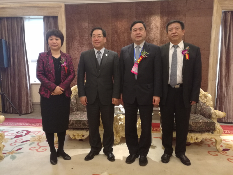 9-趙振元與袁三軍（右一）、孫淑芳（左一）、李中航（左二）親切合影.jpg
