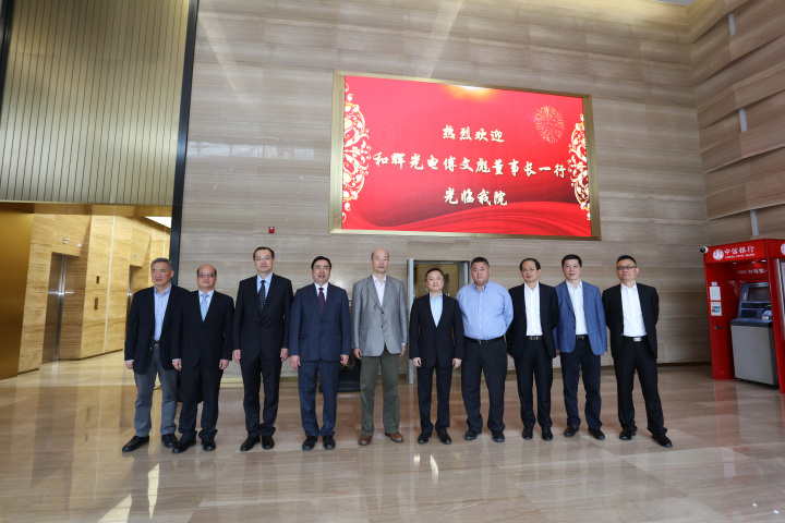2-趙振元董事長(zhǎng)、白焰高級(jí)副院長(zhǎng)與傅文彪董事長(zhǎng)、卞家駿總裁一行親切合影.jpg
