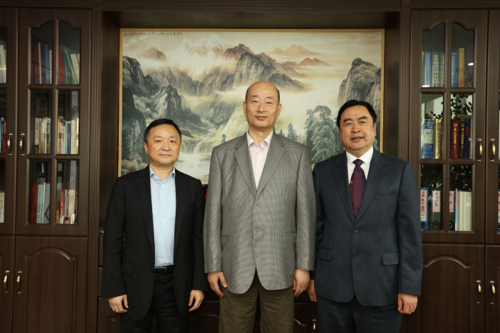 4-趙振元董事長(zhǎng)與傅文彪董事長(zhǎng)、卞家駿總裁在趙振元同志的辦公室親切合影.jpg