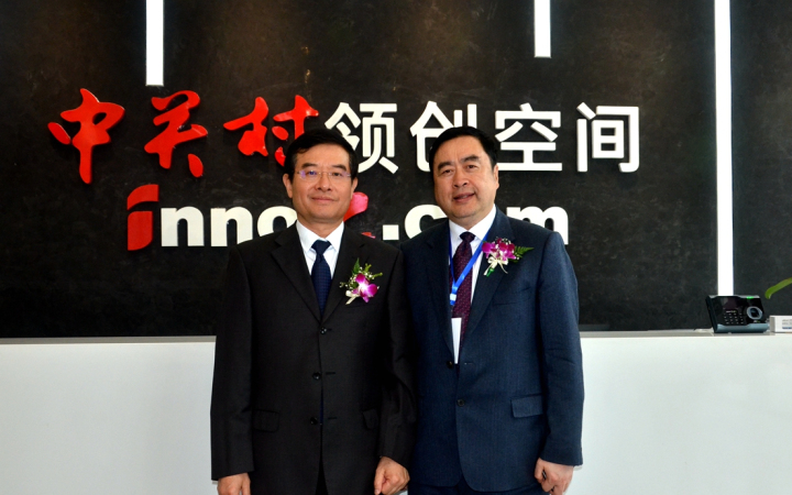 22-趙振元同志與成都市政協(xié)副主席、黨組副書記郝康理親切合影.jpg